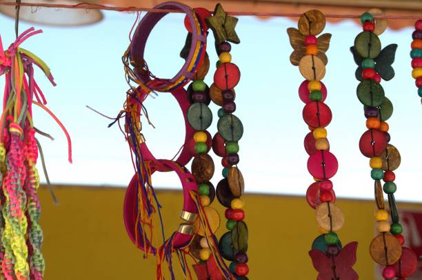 The sale of handicrafts to tourists includes typical objects as well as pieces made with coral, and many pearls!