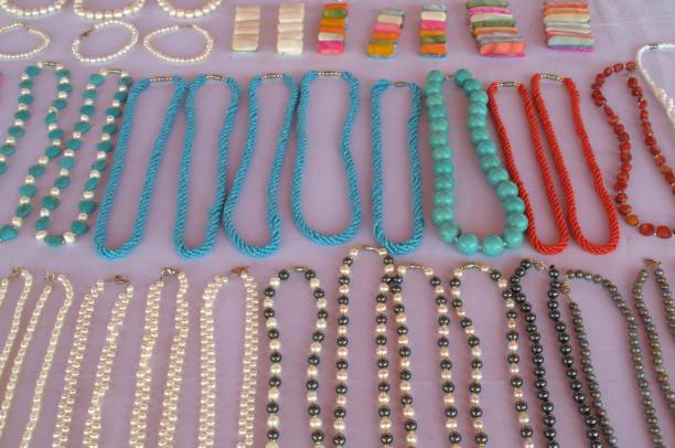 The sale of handicrafts to tourists includes typical objects as well as pieces made with coral, and many pearls!
