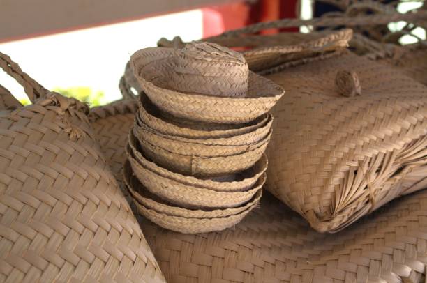 The sale of handicrafts to tourists includes typical objects as well as pieces made with coral, and many pearls!