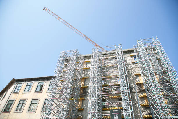 Building with strong scaffolding to avoid collapse