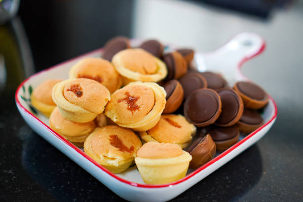 Cupcakes and chocolate chips are sweet snacks that are often eaten during afternoon tea time. The tea used may be green tea or health tea and also helps create a good atmosphere in the family.