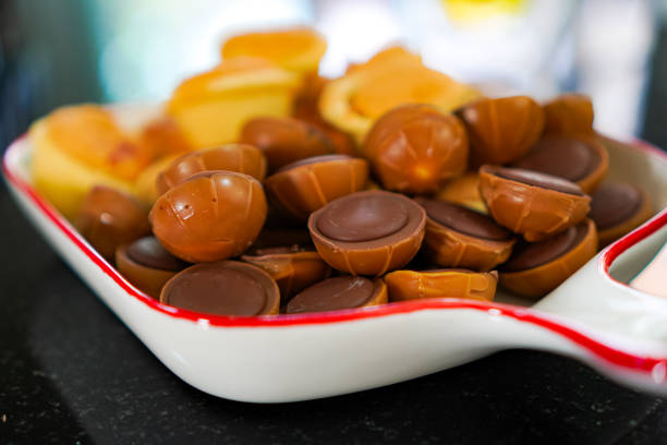 Cupcakes and chocolate chips are sweet snacks that are often eaten during afternoon tea time. The tea used may be green tea or health tea and also helps create a good atmosphere in the family.