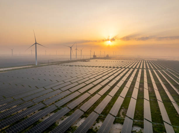 日の出の太陽光発電所と風力発電所 - 太陽光発電 ストックフォトと画像