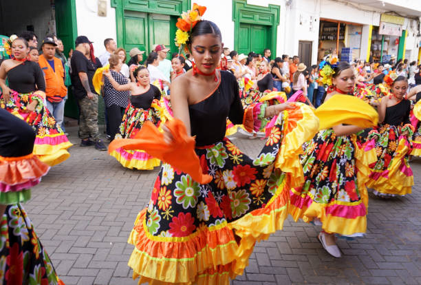 typischer tanz mit traditionellen kostümen bei der parade des xlvi. drachenfestivals in jericó, antioquia. - cumbia stock-fotos und bilder