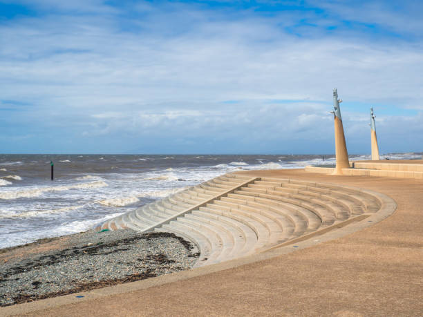 Seafront at Thornton Cleveleys showing the modern curved sea defenses with steps and breaking waves on the beach frente marítimo en thornton cleveleys que muestra las defensas marinas curvas modernas con escalónfrente marítimo en thornton cleveleys que muestra las defensas marinas curvas modernas con escalones y olas rompientes en las playas y refugio de hormigón