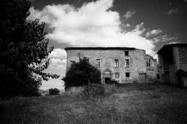 istock Abandoned farmhouse 2169222219
