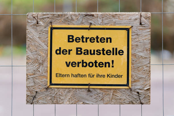 Sign on a fence with the german inscription Betreten der Baustelle verboten. Translation: No trespassing on the construction site