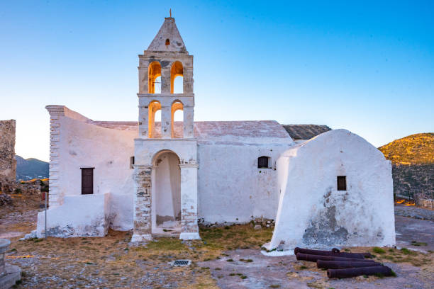 chora e il castello sull'isola di citera, grecia - citera immagine foto e immagini stock