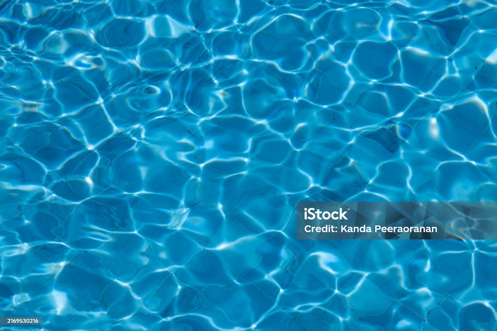 Blue Water Pool Surface with Sunlight Reflections - Fotografie de stoc Iaz fără redevențe Blue Water Pool Surface with Sunlight Reflections - Fotografie de stoc Iaz fără redevențe