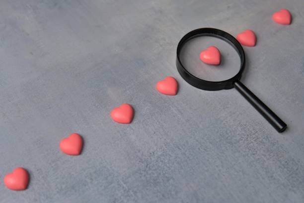 Magnifying glass and a pink hearts.