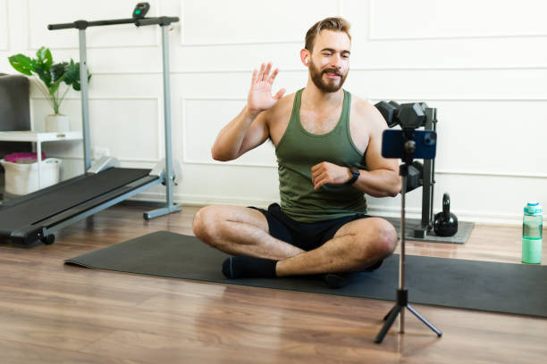 Man records himself working out at home and interacts with his online fans