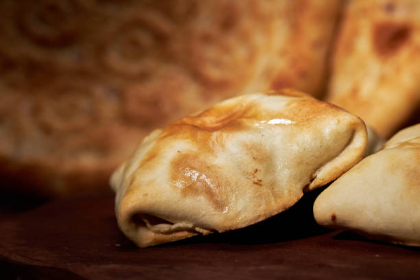 Xinjiang cuisine: Naan and baked stuffed buns