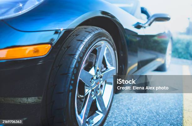 Chevrolet Corvette Samochód Z Zewnątrz Zdjęcie Z Bliska Brak Ludzi - zdjęcia stockowe i więcej obrazów Błyszczący