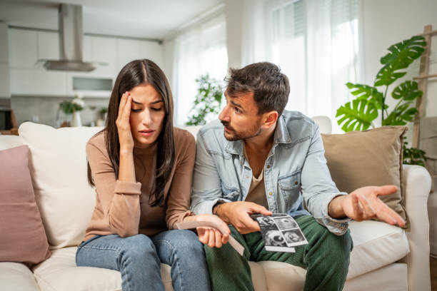 mladý pár má obavy, když se dívá na ultrazvukový snímek těhotenství - brazilská etnická příslušnost fotky - stock snímky, obrázky a fotky