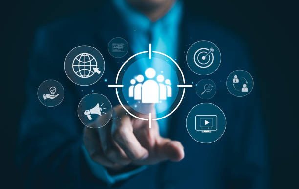 Digital marketing targeting concept. Businessman with marketing icons represent targeting, customer engagement. global reach, Modern strategies in online marketing, customer acquisition, sales growth, concepto de segmentación de marketing digital. el hombre de negocios con íconos de marketing representa la orientación, el compromiso del cliente. alcance global, estrategias modernas en marketing online, adquisición de clientes, crecimiento de ventas,