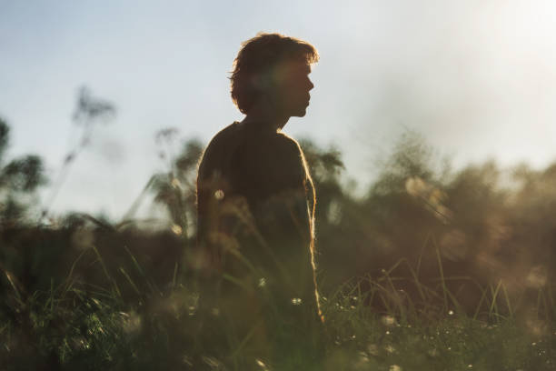 man silhouette - pijn fotos stockfoto's en -beelden