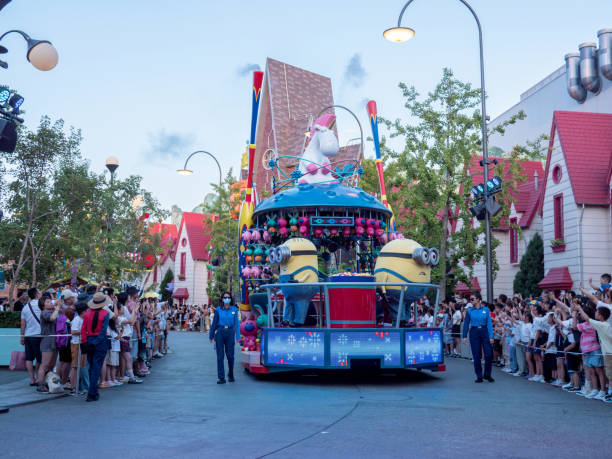 On August 21, 2024, Universal Studios Beijing hosted a spectacular float parade. Movie characters and cartoon figures, dressed in vibrant costumes, made their grand entrance to the sound of lively music, attracting a large crowd of visitors to watch.