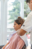 friseur-der-einer-frau-ein-handtuch-auf-die-schultern-legt.jpg?b=1&s=170x170&k=20&c=mmsVehjBK6QBuNx1W6RSmRIC1XkTv1R_rjoP9IEAdvc=