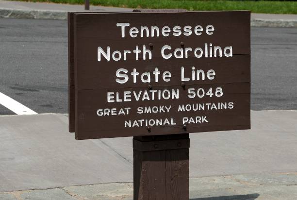 istock Tennessee North Carolina State line sign 2170062041