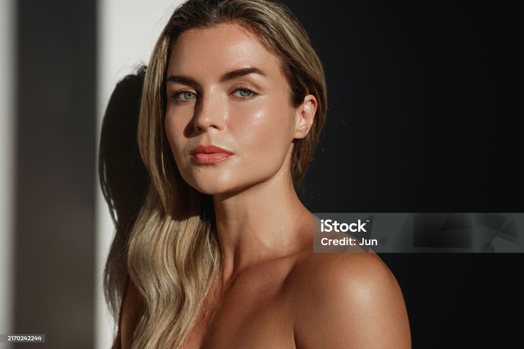 Portrait of young woman with long blonde hair in sunlight - Royalty-free Volwassen vrouwen Stockfoto Portrait of young woman with long blonde hair in sunlight - Royalty-free Volwassen vrouwen Stockfoto