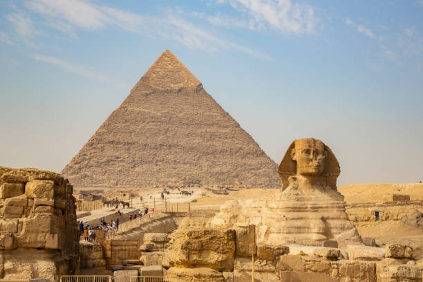 Beautiful profile of the Great Sphinx including pyramids of Menkaure and Khafre in the background on a clear sunny, blue sky day in Giza, Egypt Beautiful profile of the Great Sphinx including pyramids of Menkaure and Khafre in the background on a clear sunny, blue sky day in Giza, Cairo, Egypt cairo stock pictures, royalty-free photos & images