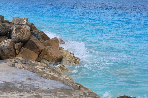 sea ​​waves hit the rocks