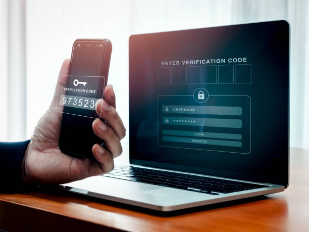 Multi factor authentication, 2fa cyber security concept. Passcode key on smartphone in person's hand while empty password box for enter verification code showing on laptop screen for sign in website. autenticación multifactor, concepto de seguridad cibernética 2fa. clave de código de acceso en el teléfono inteligente en la mano de la persona mientras que el cuadro de contraseña vacío para ingresar el código de verificación que se muestra en la