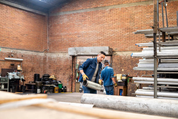 Metal workers carefully sort metal pipes in the factory, ensuring the proper flow of materials for the following production processes.