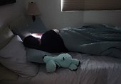 junger-mensch-im-bett-mit-blick-auf-das-