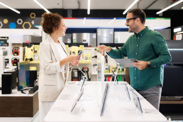 istock Couple Shopping for Smart Devices in a Tech Store 2171051962