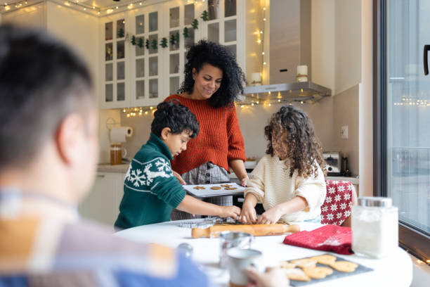 istock Holiday Baking with Family 2171096561