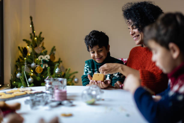 istock Holiday Baking with Family 2171096596