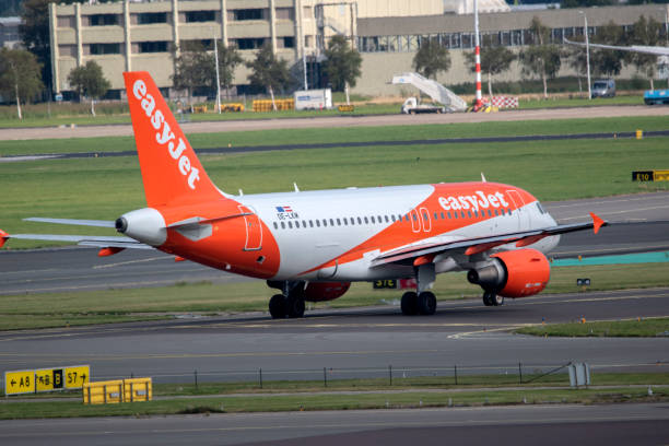 Barcelona, ​​Spain; April 5, 2025: EasyJet Airbus A319 landing at Barcelona-El Prat Josep Tarradellas Airport