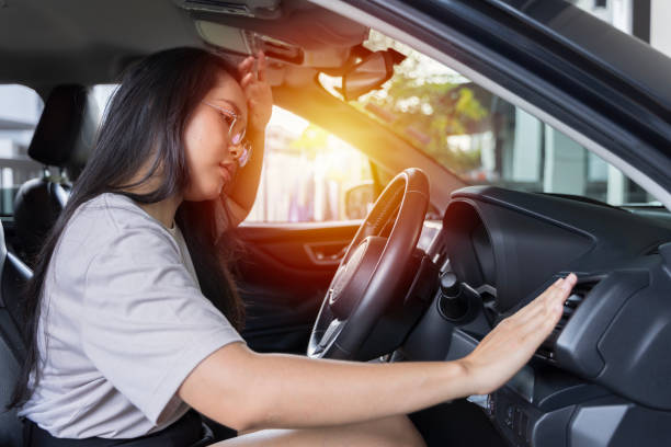 ruční kontrola klimatizace v autě, chladicí systém v autě. řidička je horká během vlny veder v autě - automatizace vyrobený předmět fotky - stock snímky, obrázky a fotky