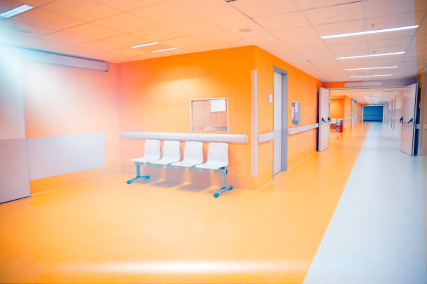 Sitzgelegenheiten in einem Korridor als Wartezimmer im Krankenhaus