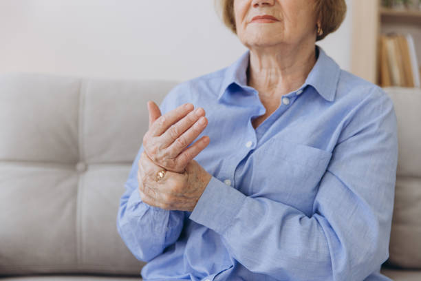 mulher idosa que sofre de dor na mão, close-up - dormência - fotografias e filmes do acervo