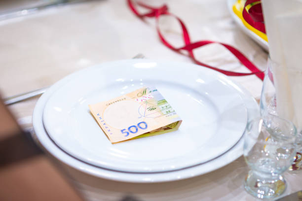 Free picture: 100 Euro banknote on ceramic plate with pearl necklace
