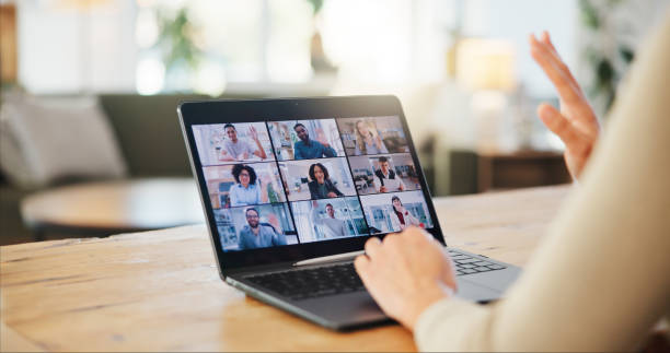 videohovor, obchodníci nebo pozdrav rukou na notebooku ve virtuální schůzce pro diskusi na obrazovce doma. zamávejte na pozdrav, online nebo osobně na webináři pro týmovou práci, mluvení a mluvení o práci na dálku - videohovor - stock snímky, obrázky a fotky