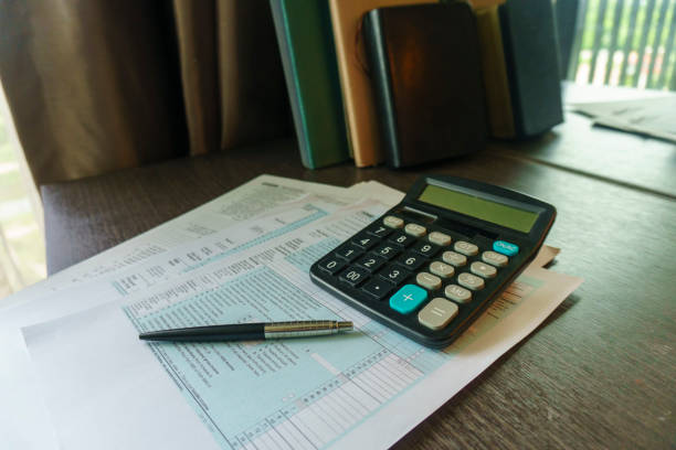 Planning Budget and Tax Concept. Individual Income 1040 Tax Form For who have income According to United States law. Tax form, calculator and pen on desk, season to pay and deadline of tax payment. planificación presupuestaria y concepto fiscal. formulario de impuestos 1040 sobre ingresos individuales para quienes tienen ingresos según la ley de los estados unidos. formulario de impuestos, calculadora y bolígrafo en el escritorio, temporada para p