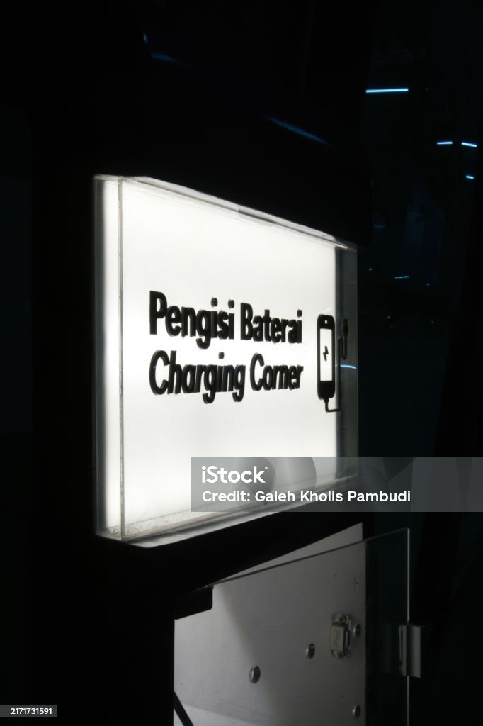 Electronic device charging corner - Royaltyfri Batteri Bildbanksbilder Electronic device charging corner - Royaltyfri Batteri Bildbanksbilder