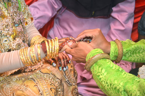 istock Indonesian wedding traditions 2171822461