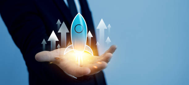 Businessman holding virtual rocket launch and up arrow graph.Startup business, idea, investment growth, success, goals,development,partnership,motivation,target, leadership concept hombre de negocios sosteniendo el lanzamiento de un cohete virtual y un gráfico de flecha hacia arriba. negocio de inicio, idea, crecimiento de la inversión, éxito, objetivos, desarrollo, asociación, motivación, objetivo, concepto de liderazgo.
