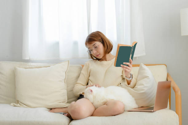 istock girl and Persian cat 2172272970