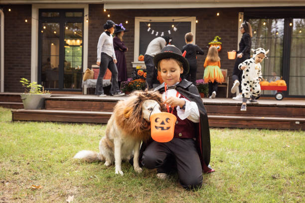 istock Halloween party at home 2172556303