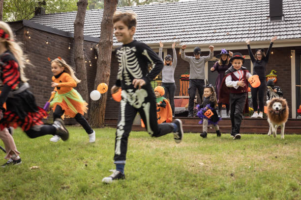 istock Halloween party at home 2172556333