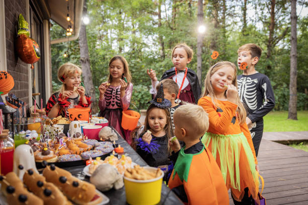 istock Halloween party at home 2172556503
