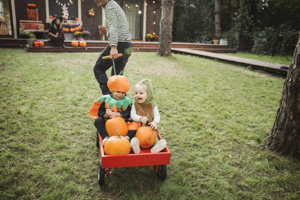 istock Halloween party at home 2172556575