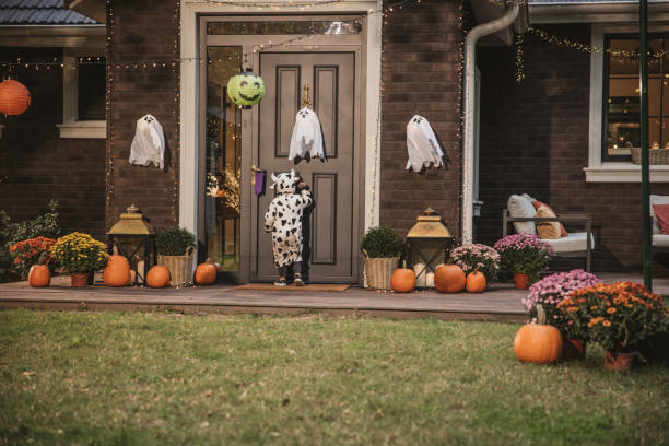 istock Halloween party at home 2172556726