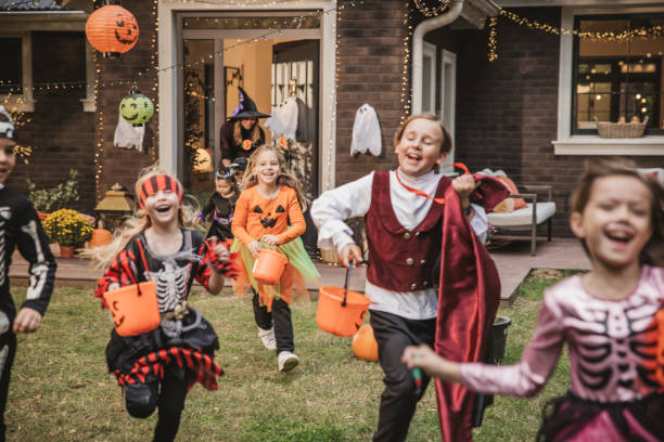 istock Halloween party at home 2172556735