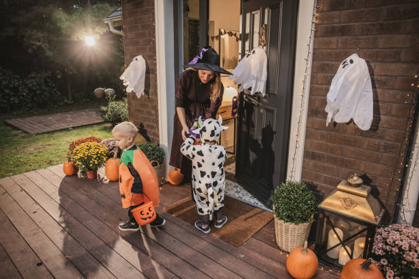 istock Halloween party at home 2172556746